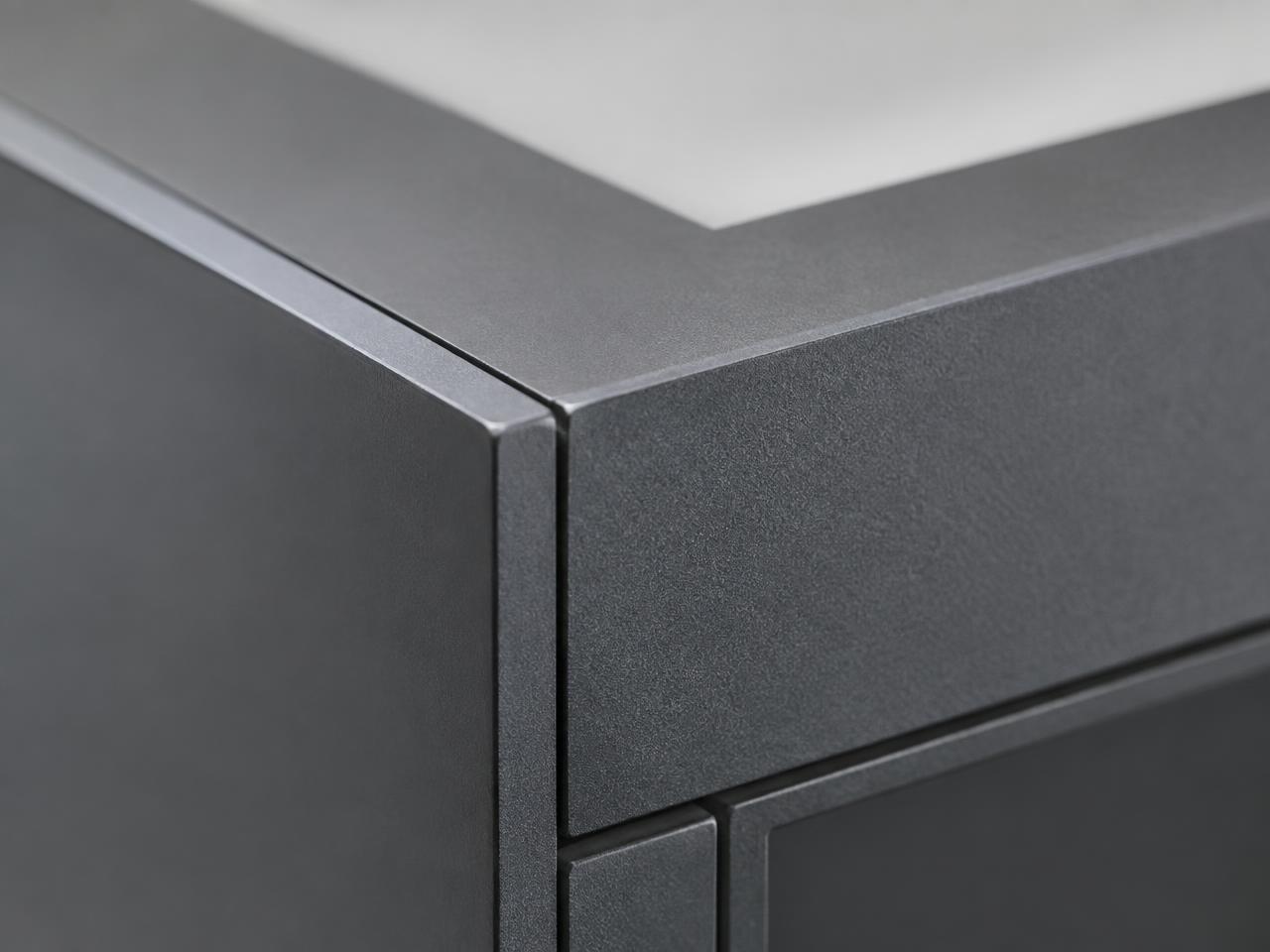 Detail eines pulverbeschichteten Aluminiumprofils